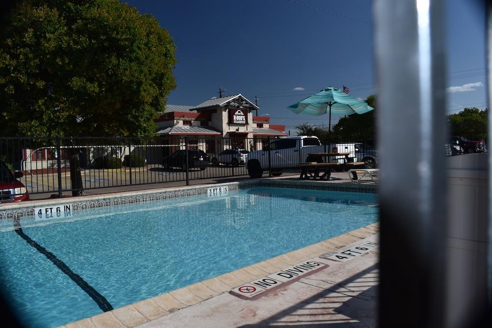 Super 8 By Wyndham Fredericksburg Otel Dış mekan fotoğraf