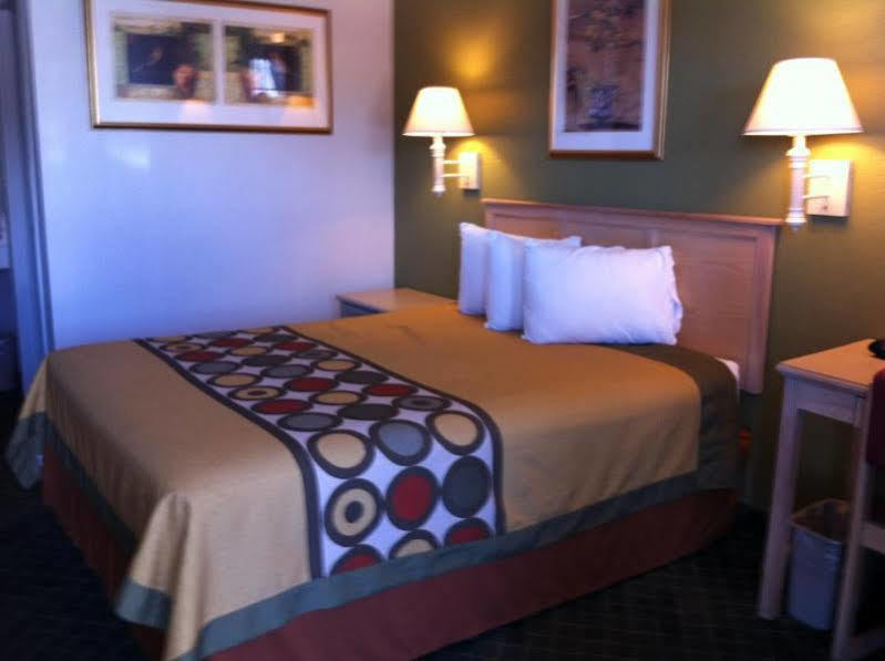 Super 8 By Wyndham Fredericksburg Otel Dış mekan fotoğraf